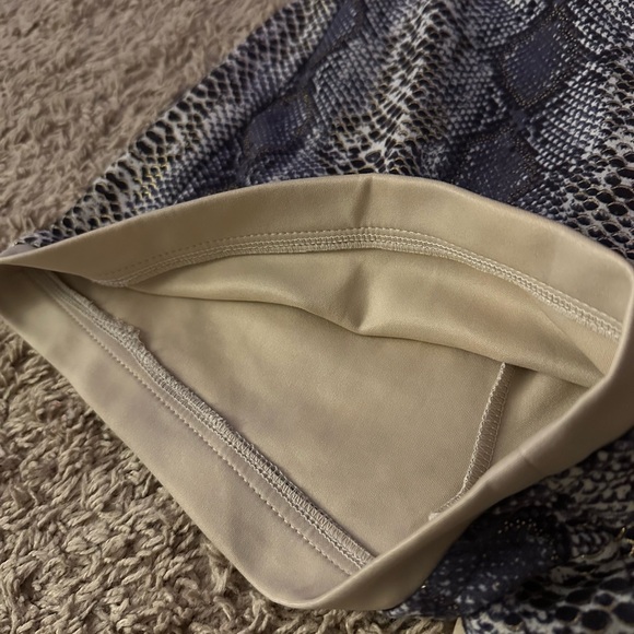 Snake print shorts - Picture 2 of 5